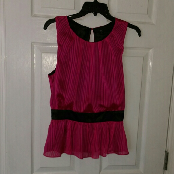 SOLD pink and black top - Picture 4 of 4