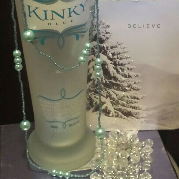 More pics of turquoise beaded necklace