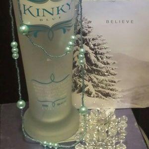 More pics of turquoise beaded necklace