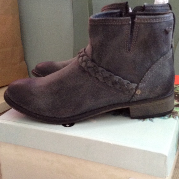 Roxy ankle boot new never been worn