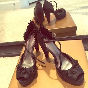 Black Heel with Ruffles!