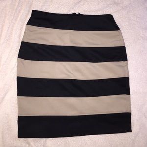Forever 21 Black & Nude zippered back Skirt