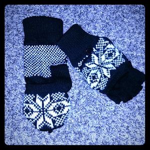Black and white knit mittens gloves