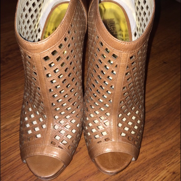 Women's size 9 Michael Kors brown heel sandals.