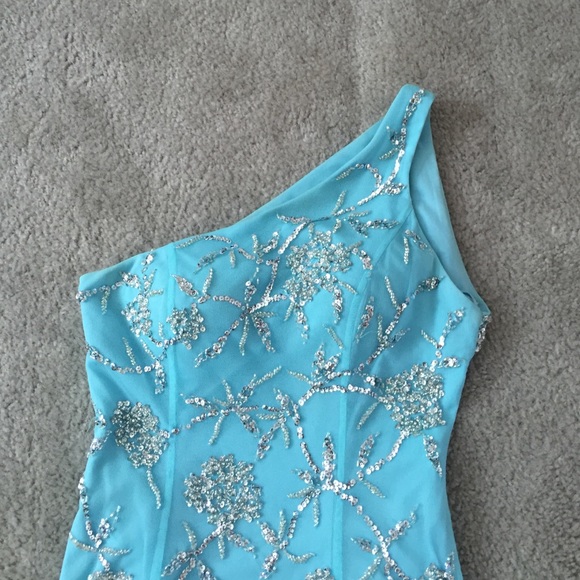 1 SHOULDER PROM DRESS - Picture 2 of 4
