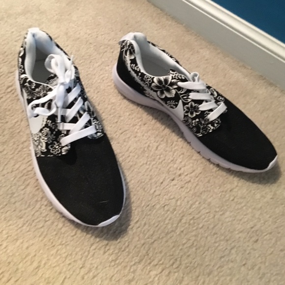 Fake Nike floral shoes - Picture 2 of 4