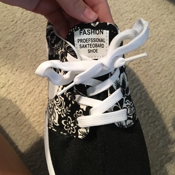 Fake Nike floral shoes - Picture 3 of 4