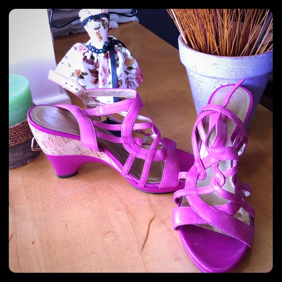 TAHARI - Pink short heel wedge style