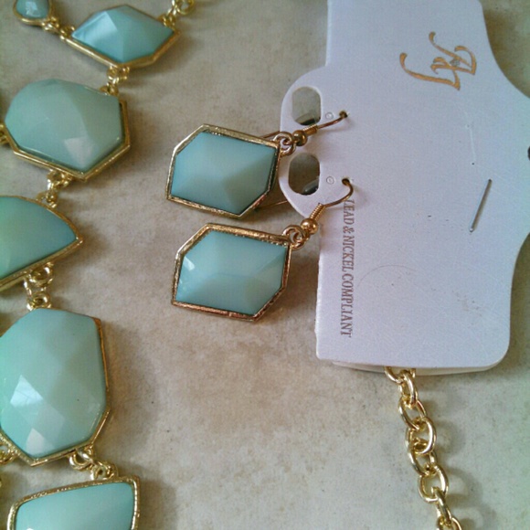 ๐ธHP๐ธ Gold & Mint Blue Necklace Set - Picture 2 of 2