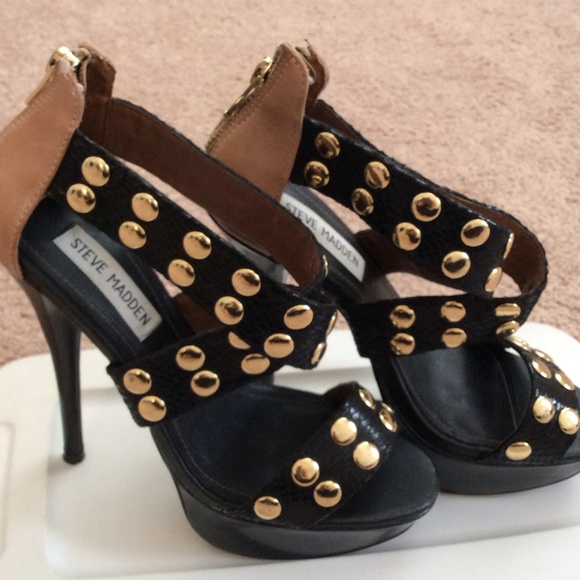Steve Madden Stud Pumps. Size 6.