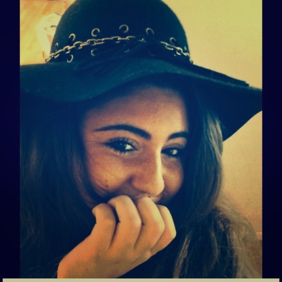 Jessica simpson floppy hat !