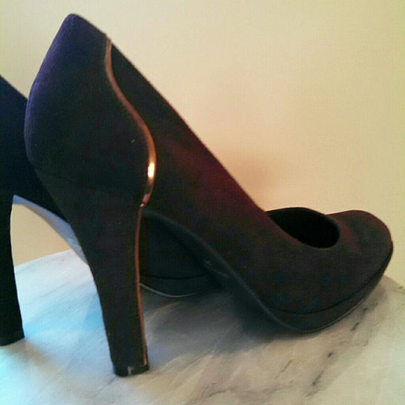 Gold Trimmed Nine West Dark Brown Suede Pump SZ 8 - Picture 2 of 4