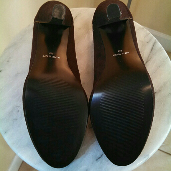 Gold Trimmed Nine West Dark Brown Suede Pump SZ 8 - Picture 3 of 4