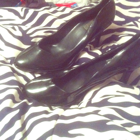 Black pumps