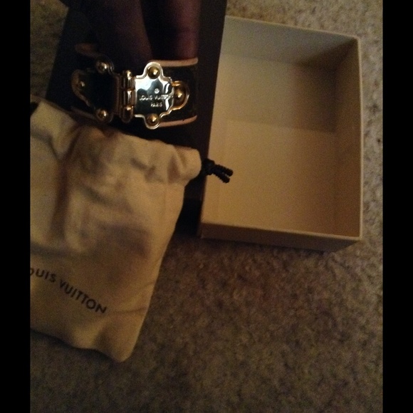Lv cuff