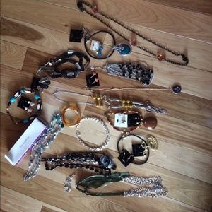 Lot of jewlery. New and still in original package.