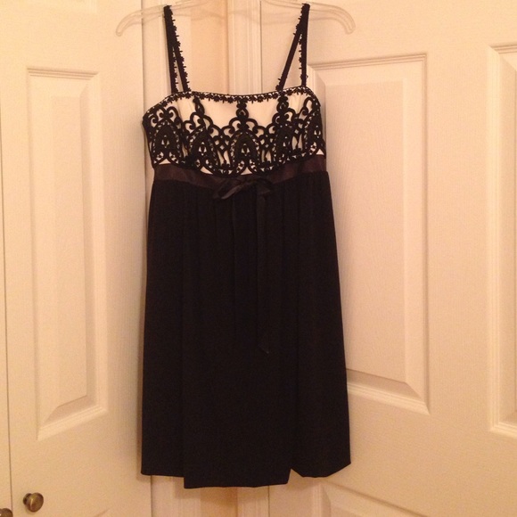 Black/ivory dress. Size 6 fits like size small