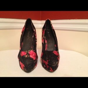 Aldo Flower Wedges Size 39 US 9
