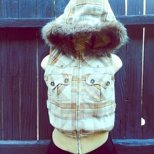 Plaided vest w/ Fur trimmed hood