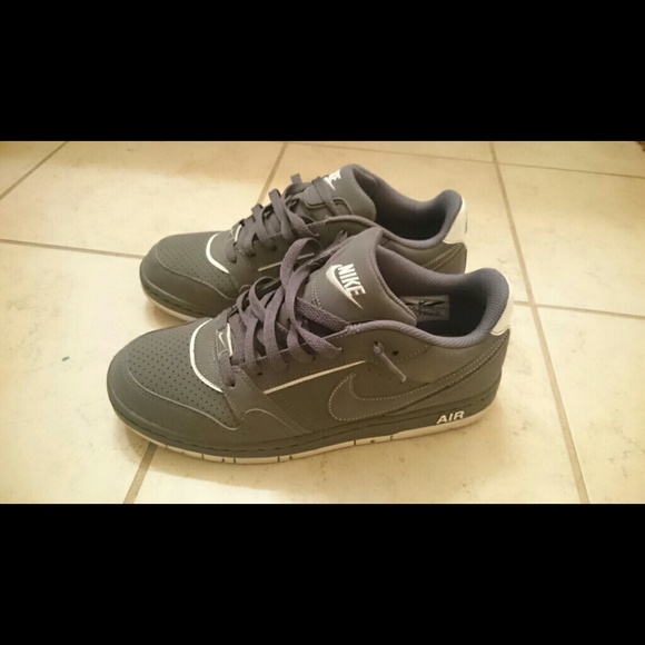 Nike - Picture 3 of 4