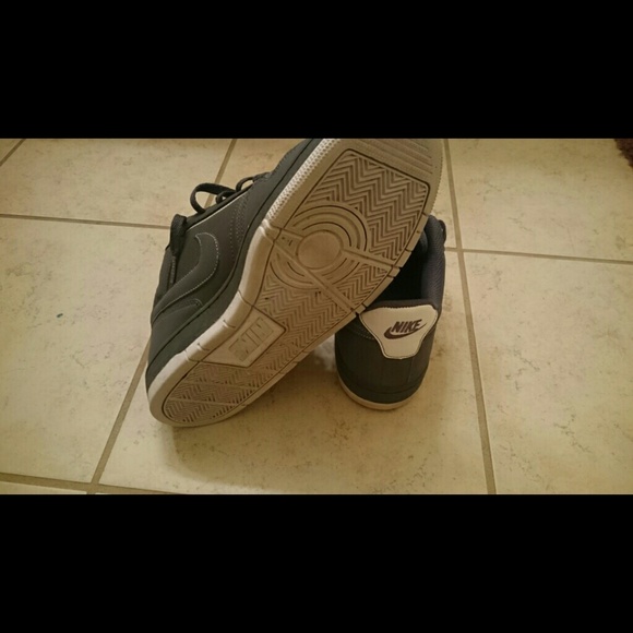 Nike - Picture 4 of 4