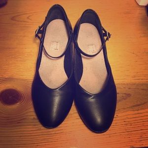 Character/folklore shoes, Bloch sz 7 (runs small)