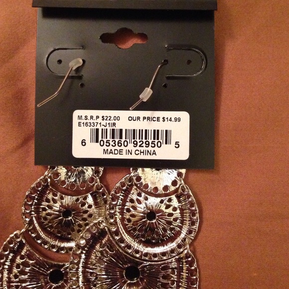 Silver and black hanging earrings from guess - Picture 3 of 3