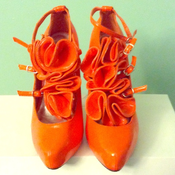Dollhouse gorgeous 4inch heels