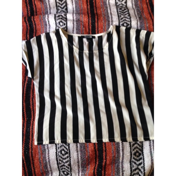 🔴 SOLD 🔴 Forever21 black & creme stripped tee