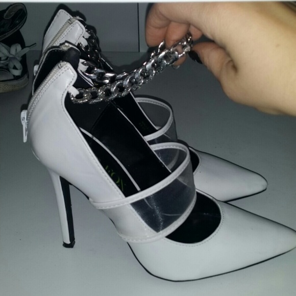 Sexy white pumps with silver chain and mesh