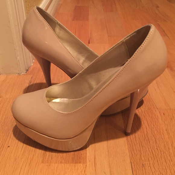 Nude pumps