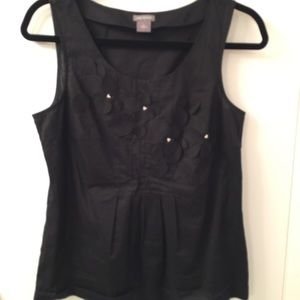 Super cute top with flower details