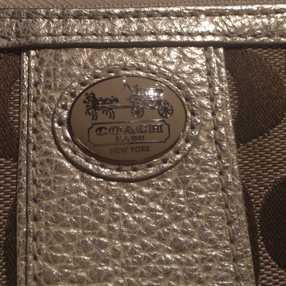 Gold coach clutch - Picture 3 of 4