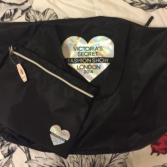 Victoria secret tote bag with clip in makeup bag!