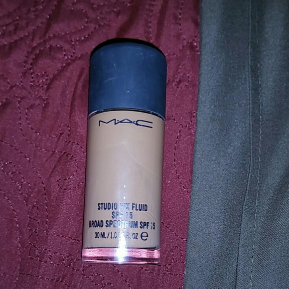MAC Studio Fix Fluid foundation