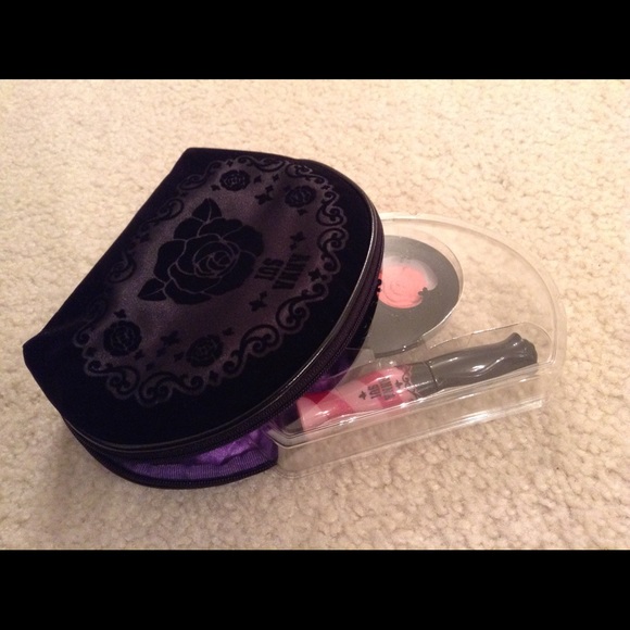 BNWOT! Anna Sui pouch with face color & lip gloss