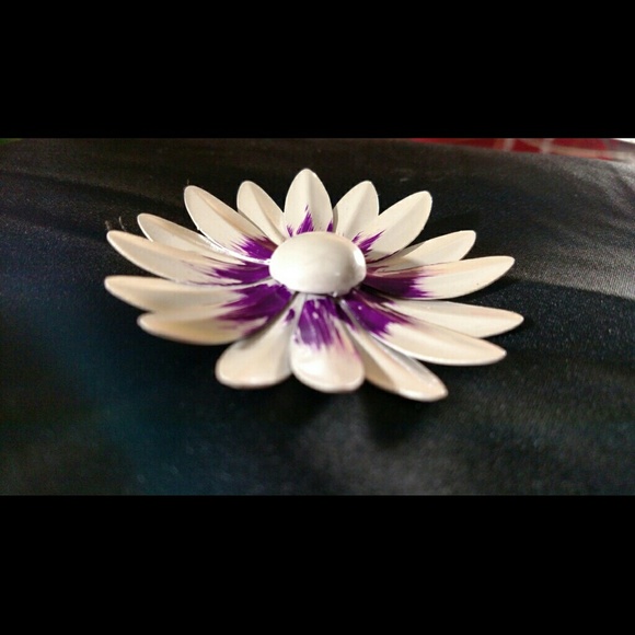 Enamel daisy broach