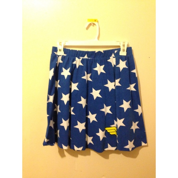 L WONDERWOMAN SKATER STYLE SKIRT
