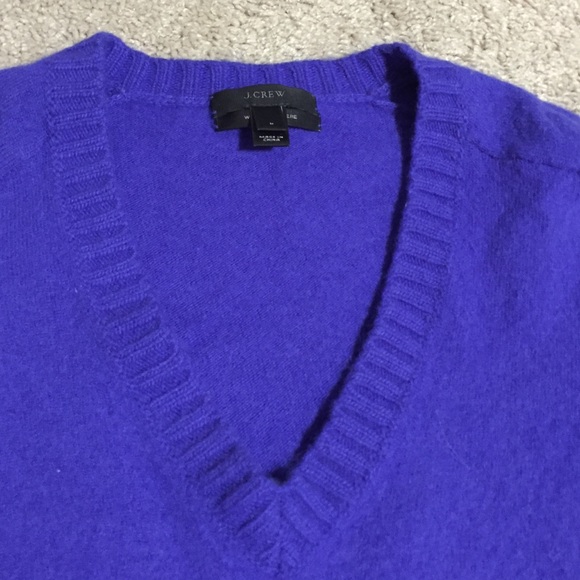 Semi-cropped J. Crew v-neck sweater. 15% cashmere. - Picture 2 of 2