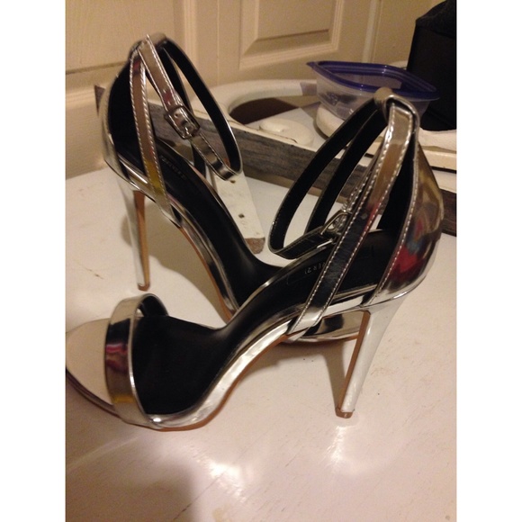 SILVER ANKLE STRAP PUMPS