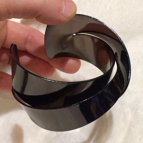 GIFTED in TRADE/BUNDLE Modern/Gothic Twist Cuff - Picture 2 of 4