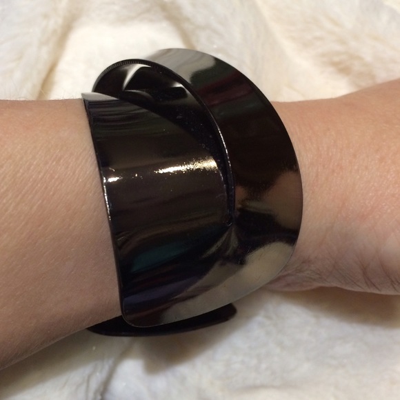 GIFTED in TRADE/BUNDLE Modern/Gothic Twist Cuff - Picture 4 of 4