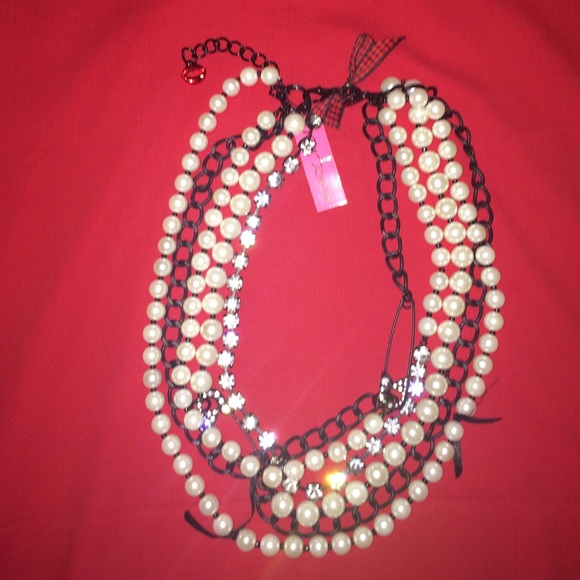 RARE✨️NWT Pearl, Rhinestone Safety Pin Necklace - Picture 3 of 4