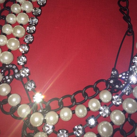 RARE✨️NWT Pearl, Rhinestone Safety Pin Necklace - Picture 4 of 4