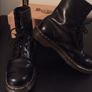 dr. Martens AUTHENTIC in black