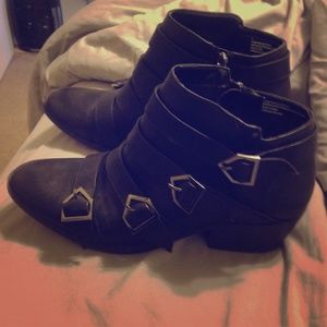 Adorbs ankle boots!