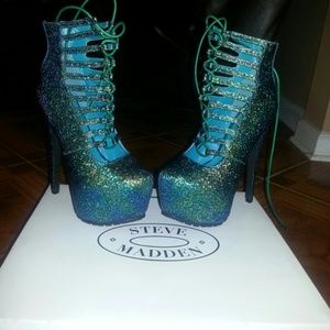 *PRICE IS FIRM* Steve madden Multi green pumps