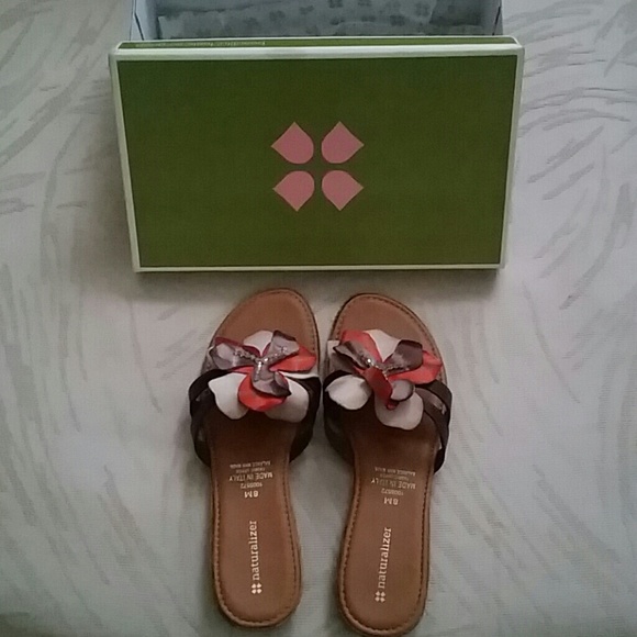 Naturalizer flat thongs