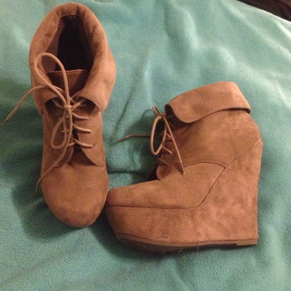 ⛔️SOLD⛔️Gray/brown blend Wedge boots heels