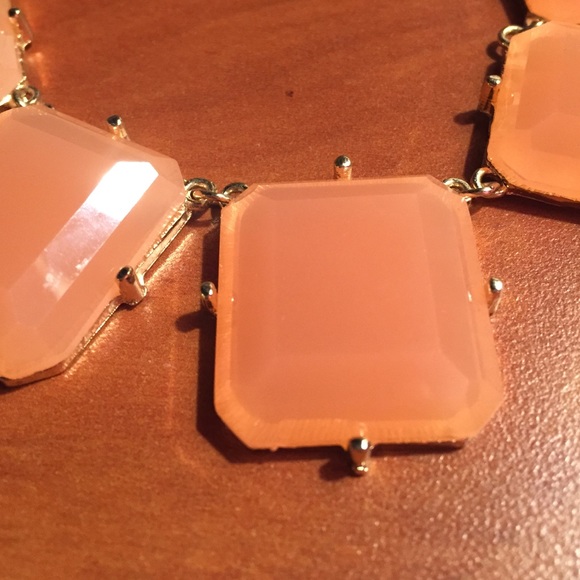 Salmon statement necklace - Picture 2 of 2